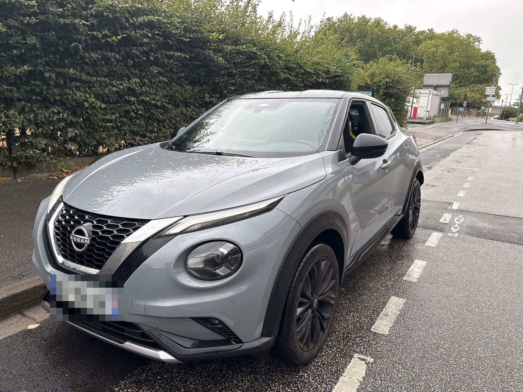 SUV gris stationné dans une rue