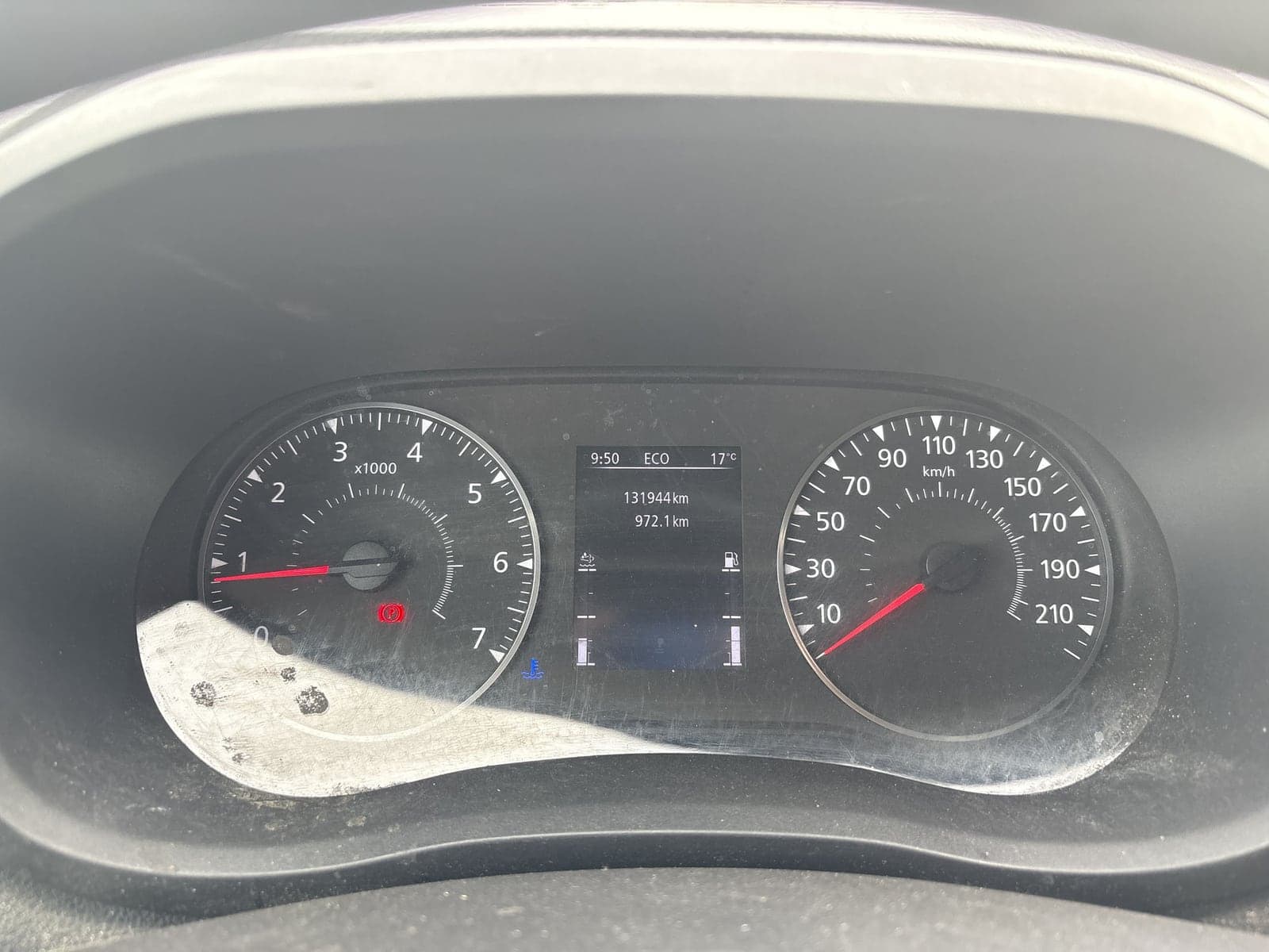 Compteur d’un véhicule : kilométrage et niveau de carburant